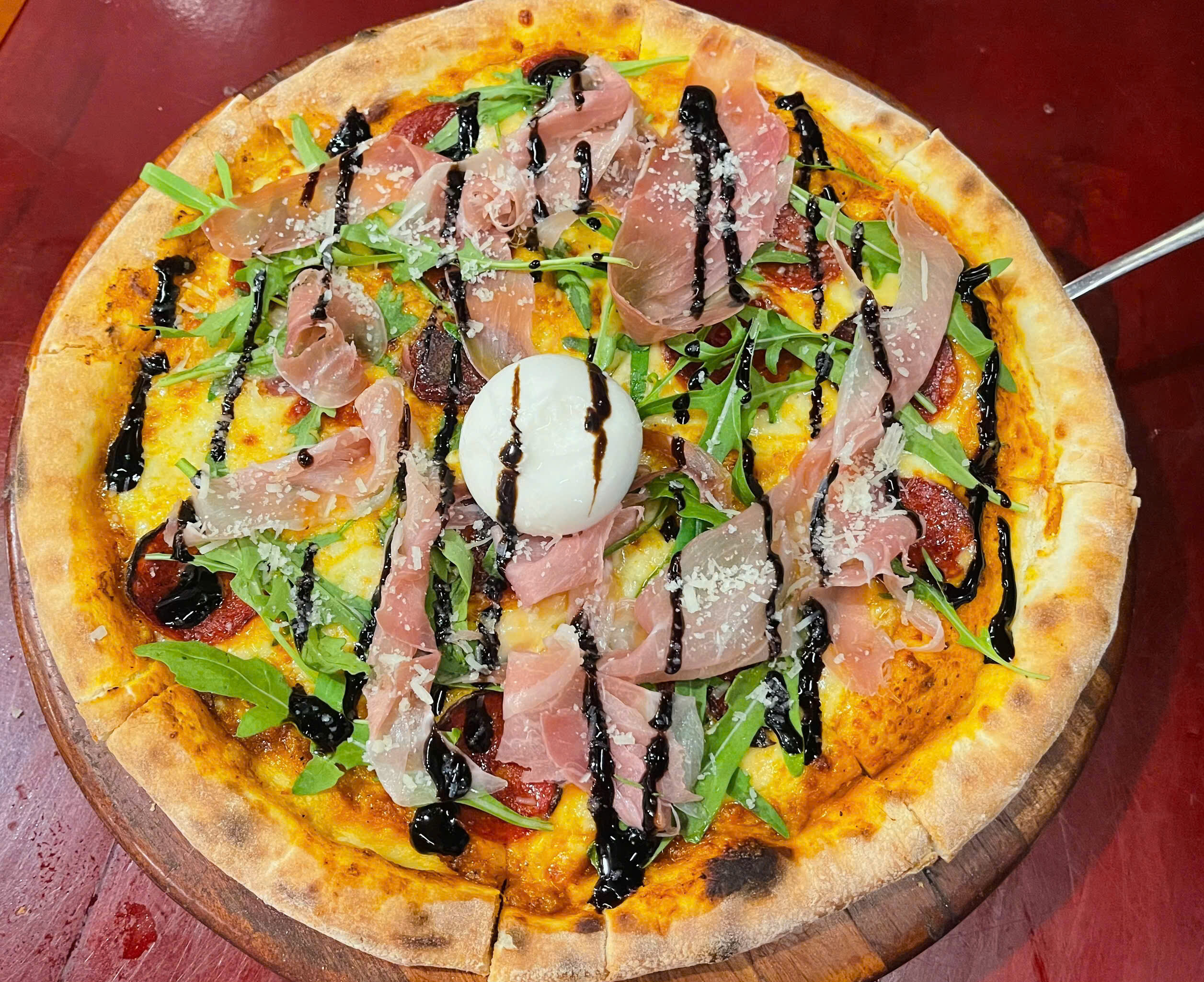 PIZZA XÚC XÍCH Ý VỚI THỊT NGUỘI PARMA VÀ PHÔ MAI